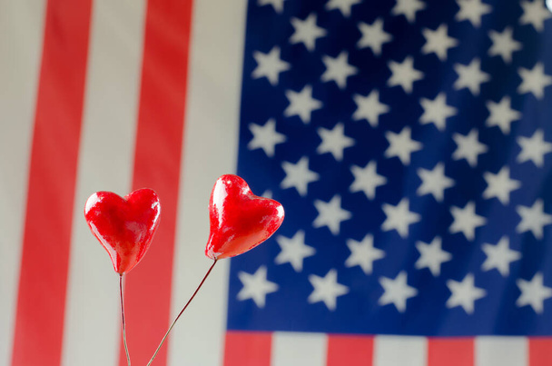 Два красных сердца на фоне американского флага - Фото, изображение