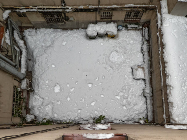 Barrio cubierto de nieve en medio de una tormenta - Foto, imagen