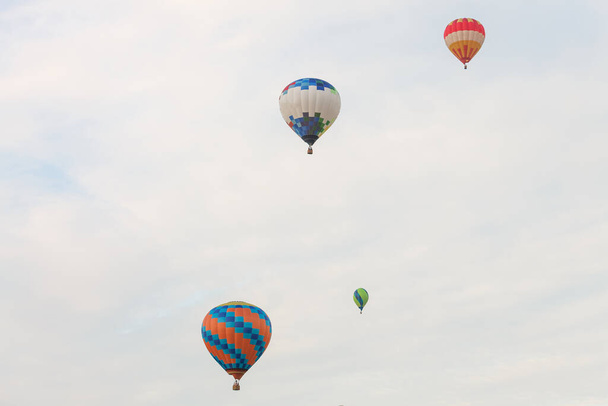 Bunte Heißluftballons im Flug - Foto, Bild