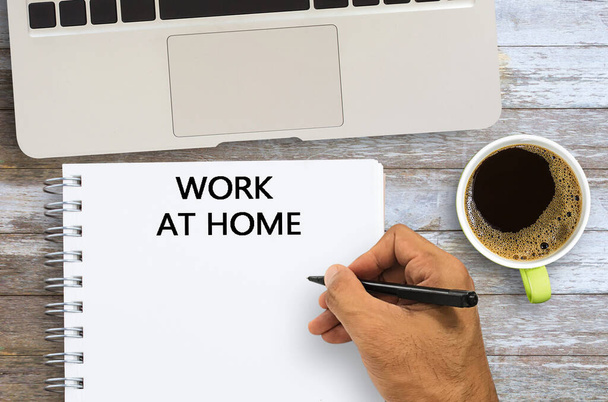 Práce doma napsaná na prázdném poznámkovém bloku s notebookem, tužkou a šálkem kávy na dřevěném stole s kopírovacím prostorem. - Fotografie, Obrázek