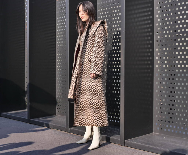 Modebloggerin im Streetstyle-Outfit vor Gucci-Modenschau während der Mailänder Modewoche Frühjahr / Sommer 2020 - Foto, Bild