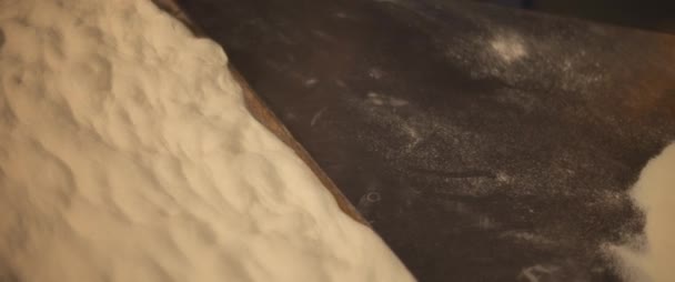 Pizza fresca al taglio spalmata su una superficie di legno. Tracking shot, vista dall'alto, rallentatore. - Filmati, video