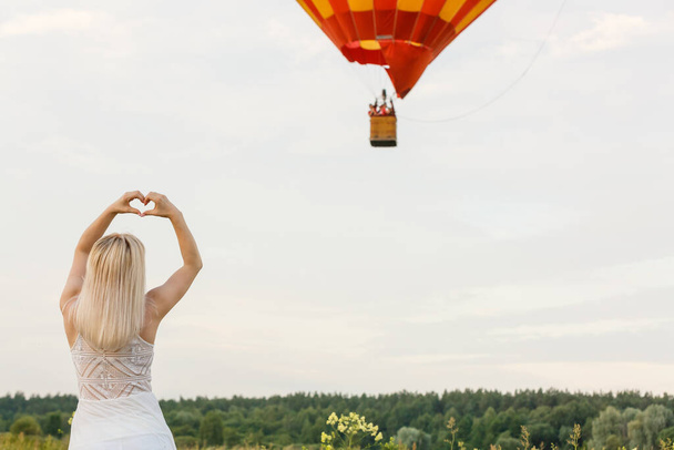 Turistka s nádherným výhledem na balónky. Happy Travel koncept - Fotografie, Obrázek