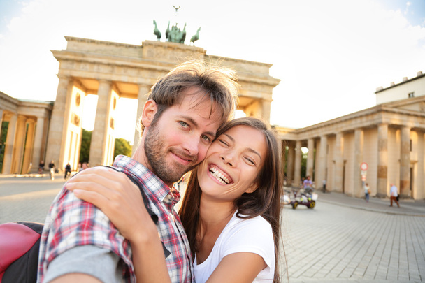Счастливая пара селфи, Бранденбургские ворота
 - Фото, изображение