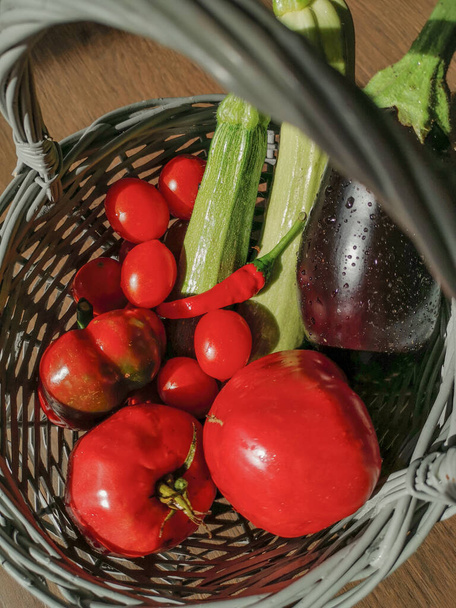  Свежие овощи в корзине - Фото, изображение