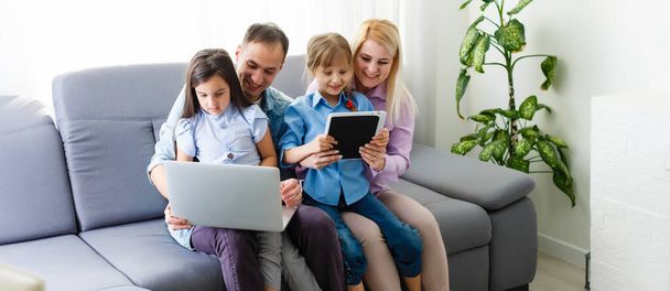 Familie werken op Laptop met In Home Office - Foto, afbeelding