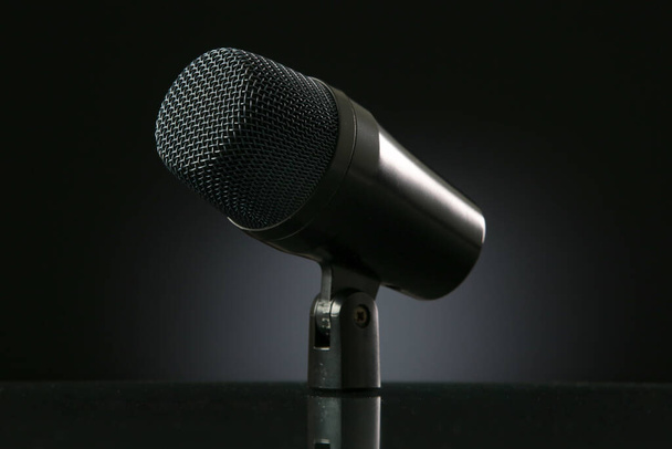 Mikrofon na černém pozadí s přechodem. - Fotografie, Obrázek