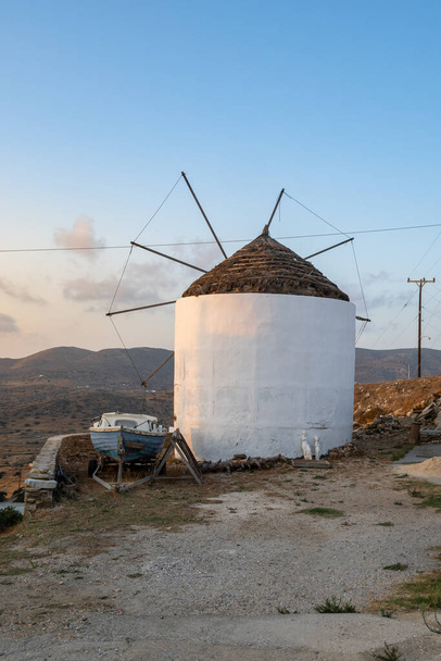 Ο παραδοσιακός ανεμόμυλος της Ίου στην όμορφη κυκλαδίτικη πόλη της Χώρας. Ελλάδα - Φωτογραφία, εικόνα