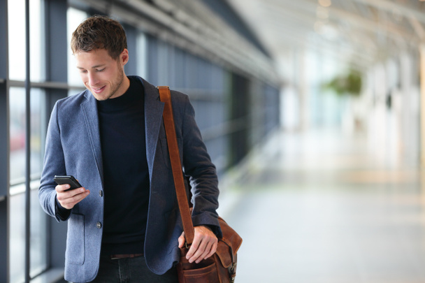 Hombre en el teléfono inteligente - hombre de negocios en el aeropuerto
 - Foto, Imagen