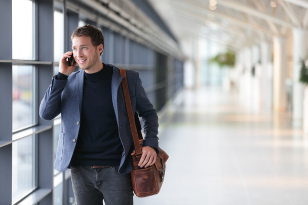 Hombre de negocios urbano hablando por teléfono inteligente
 - Foto, Imagen