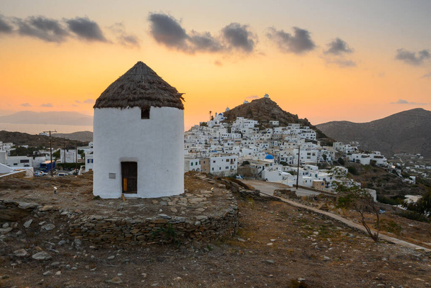 Ο παραδοσιακός ανεμόμυλος της Ίου στην όμορφη κυκλαδίτικη πόλη της Χώρας. Ελλάδα - Φωτογραφία, εικόνα