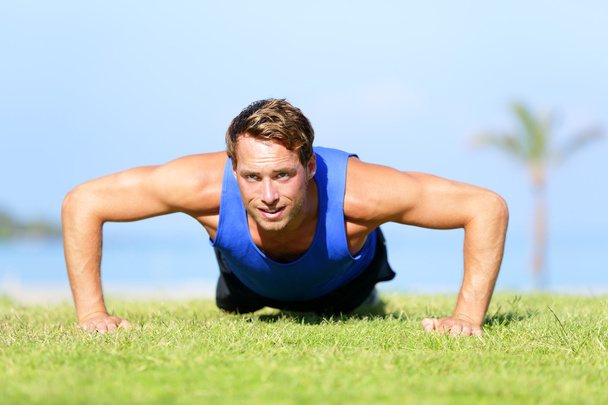 Push-ups - fitness man training push up outside - Valokuva, kuva