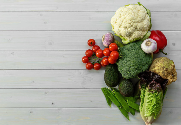 Antecedentes alimentarios saludables, productos de dieta a base de plantas de moda: verduras crudas frescas. superficie de madera natural, espacio de copia - Foto, Imagen