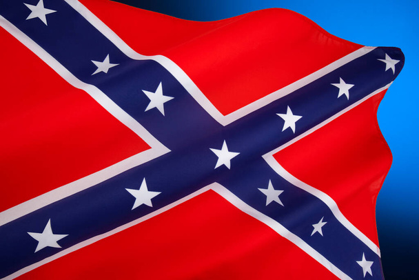 Una variante rectangular de la bandera de batalla cuadrada del Ejército Confederado. A pesar de no haber representado históricamente al C.S.A. se conoce comúnmente como la bandera confederada y se ha convertido en un símbolo ampliamente reconocido del sur.  - Foto, imagen