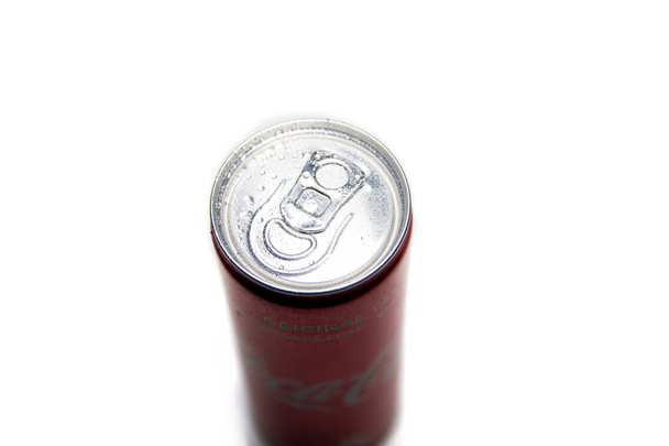 Lata de aluminio sobre fondo blanco, con gotas de agua, una lata de refresco o cerveza, vista superior. - Foto, Imagen