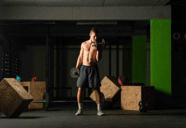 Fiatal testépítő képzés súlyzó alternatív bicepsz göndör otthon tornaterem - Fotó, kép