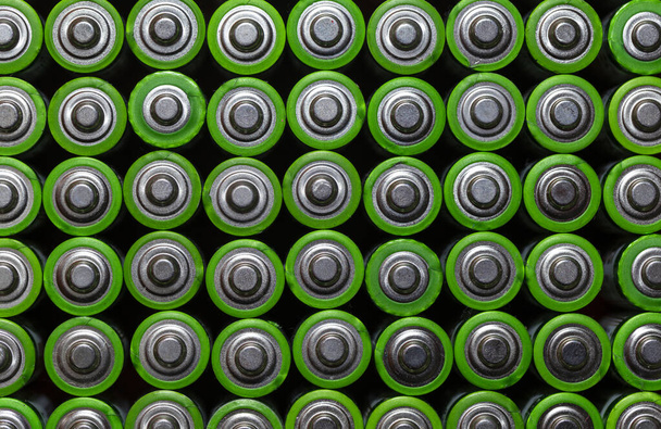 Batterie alcaline usate formato formato AA di diverse marche che giacciono in fila. vista dall'alto sfondo texture di batterie elettriche e accumulatori AA. Gli Alcolisti Anonimi erano vicini. Batterie AA usate - Foto, immagini