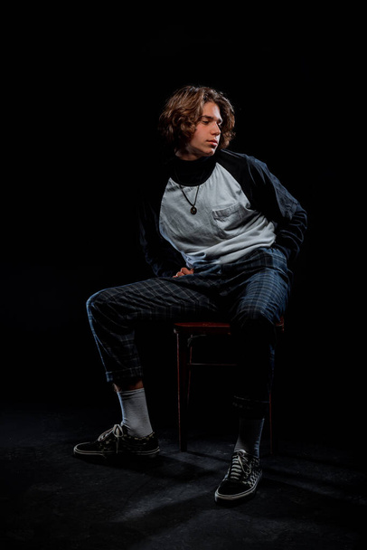 Portret van een aantrekkelijke jonge man poseren in moderne stijl kleding - Foto, afbeelding