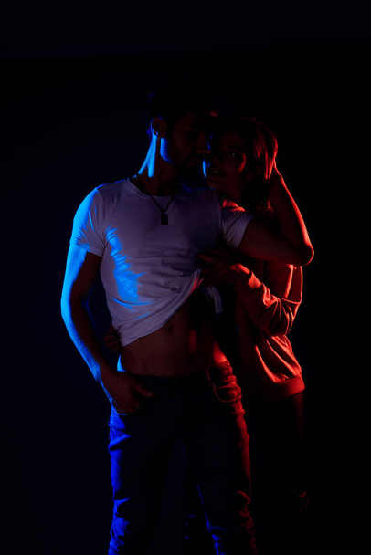 Fashion studio girato di una coppia sensuale su uno sfondo scuro - Foto, immagini