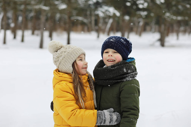Glückliche Familie spielt und lacht im Winter draußen im Schnee. Wintertag im Stadtpark. - Foto, Bild