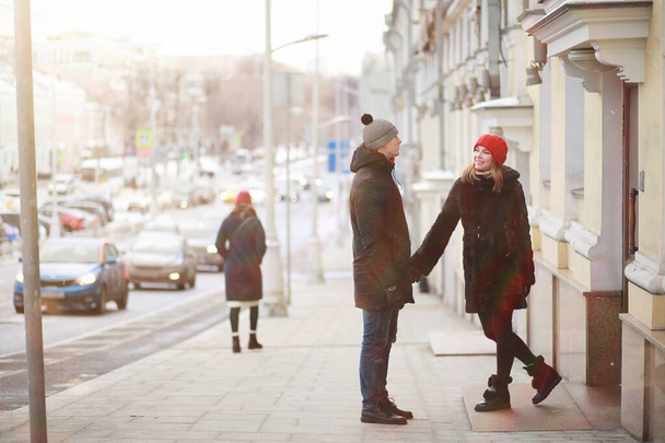 Jeune couple marchant à travers la cit d'hiver
 - Photo, image