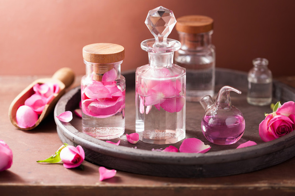 alchemie en aromatherapie set met roze bloemen en flacons  - Foto, afbeelding