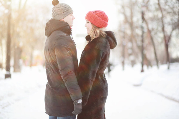 Молодая пара, проходящая через зимний цит
 - Фото, изображение