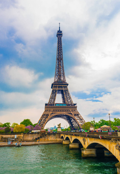 Mavi gökyüzü olan Eyfel Kulesi. Paris, Fransa. - Fotoğraf, Görsel