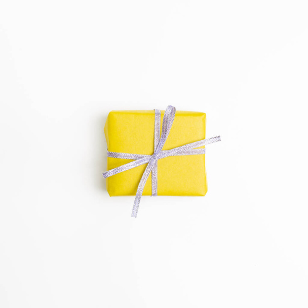 Caja de regalo amarilla aislada sobre fondo blanco. vista superior, espacio de copia - Foto, imagen