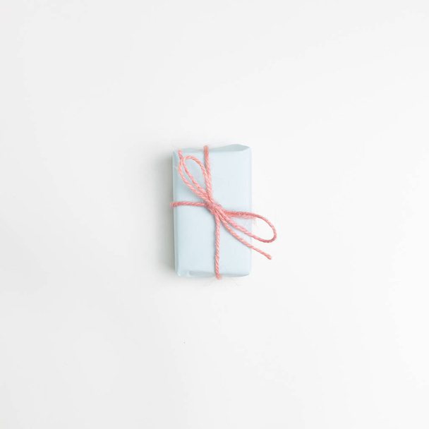 Caja de regalo azul aislada sobre fondo blanco. vista superior, espacio de copia - Foto, Imagen
