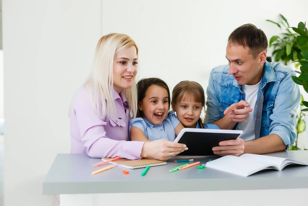 Οικογένεια με παιδιά που χρησιμοποιούν την τεχνολογία στο σπίτι - Φωτογραφία, εικόνα