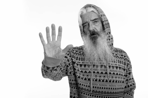 Студійний знімок старшого бородатого чоловіка в светрі, показуючи знак зупинки
 - Фото, зображення