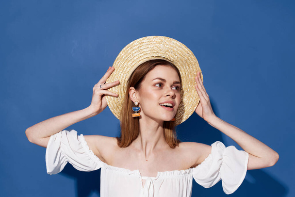 Mooie vrouw charme hoed levensstijl zomer reizen blauwe achtergrond - Foto, afbeelding