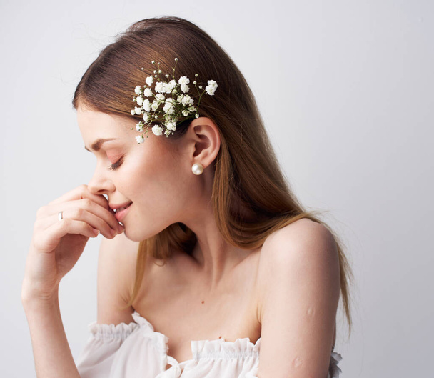 bella donna fascino fiori nei capelli sguardo attraente da vicino - Foto, immagini