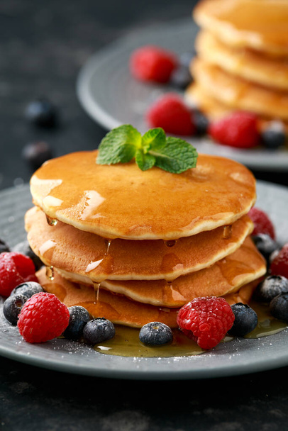 American pancakes with fresh blueberry, raspberry and honey. Healthy morning breakfast - Foto, afbeelding
