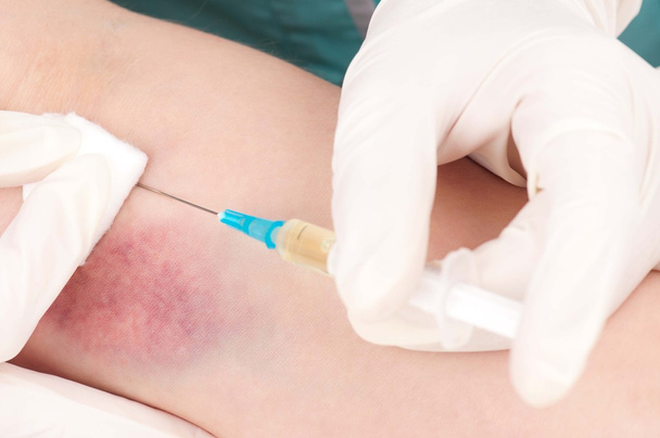Painful injection - Foto, immagini