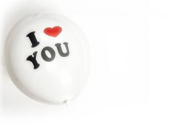 Miluju tě napsanou na bílém balónu s červeným srdcem na bílém pozadí. Valentines Day, Narozeniny nebo romantický koncept Kopírovat prostor - Fotografie, Obrázek