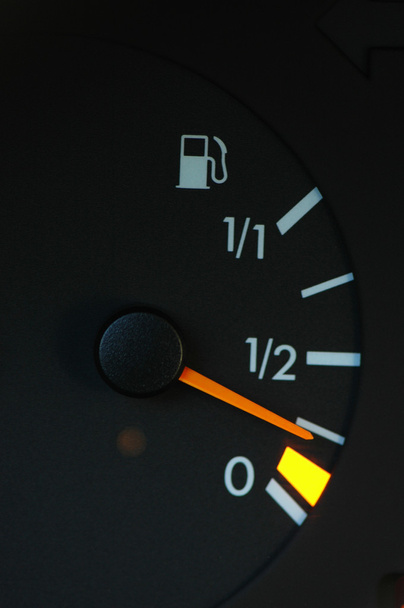 Medidor de gasolina que muestra bajo nivel de gasolina
 - Foto, imagen