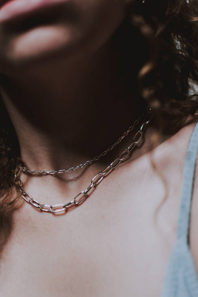 A shallow focus shot ochain necklace on the female neck - Фото, изображение