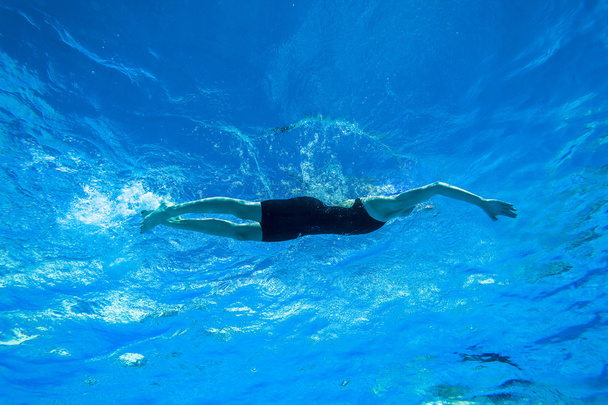 úszás lány bemelegítő állampolgárok - Fotó, kép