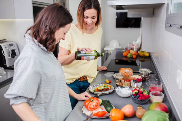 Naiset valmistavat terveellistä ruokaa keittiössä hauskaa, käsite laihduttaminen ravitsemus. - Valokuva, kuva