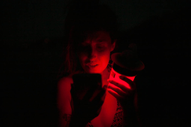 Bir grup genç kadın gece göldeki bir partide kırmızı ışıkta eğleniyorlar. - Fotoğraf, Görsel