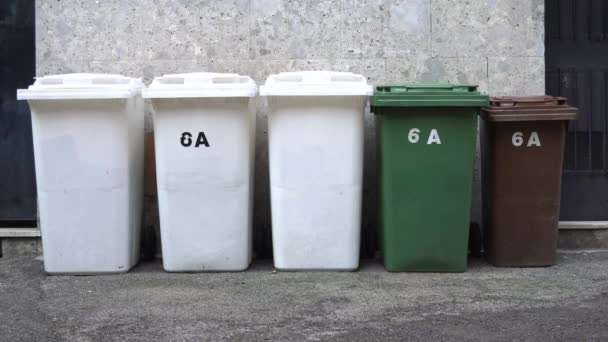 Wertstofftonne mit Müllsäcken auf der Straße - Filmmaterial, Video
