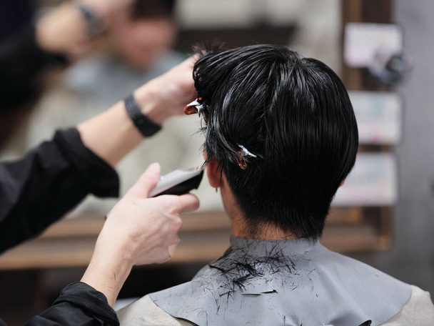 mężczyzna cięcia włosów w Japonii - Zdjęcie, obraz