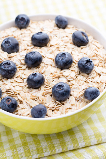 Oatmeal porridge with blueberries. healthy breakfast. - Zdjęcie, obraz