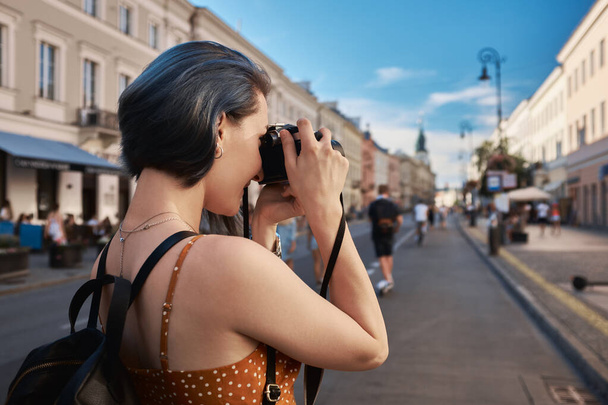 Női turista lövöldözés az utcán, nyári Eurotrip - Fotó, kép