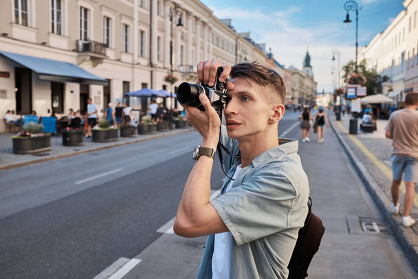 Male tourist shooting on the street, summer Eurotrip - Φωτογραφία, εικόνα