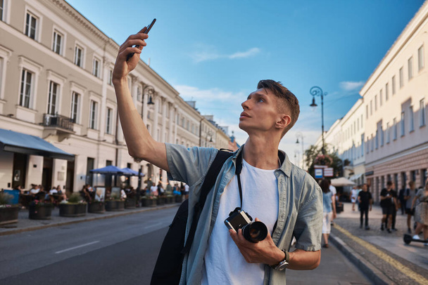 Άνδρας τουρίστας παίρνει selfie στο δρόμο, καλοκαίρι Eurotrip - Φωτογραφία, εικόνα