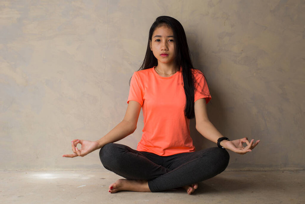 Ázsiai nő gyakorolja a meditációt bent, lótuszpozícióban. Nincs stressz, tudatosság, belső egyensúly koncepció - Fotó, kép