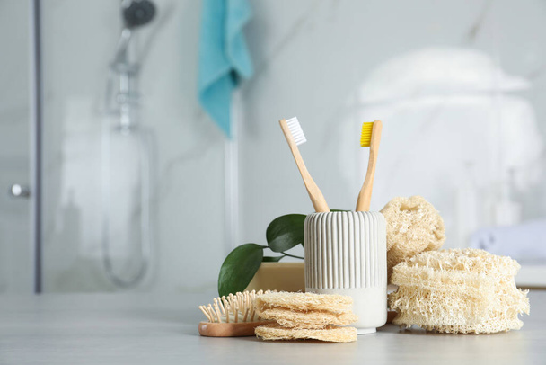 Skład z naturalnych gąbek gąbczastych na stole w łazience. Miejsce na tekst - Zdjęcie, obraz